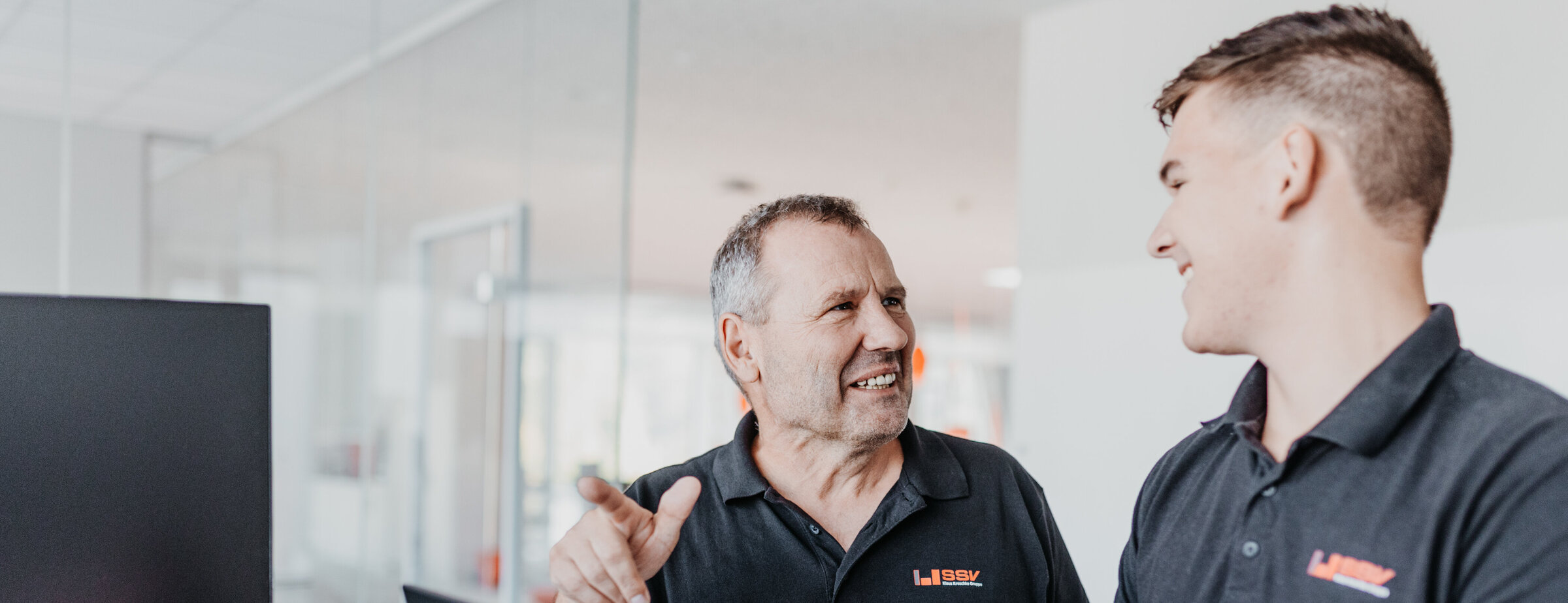 SSV-Kroschke Kollegen stehen am Schreibtisch