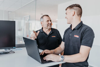 SSV-Kroschke Kollegen stehen am Schreibtisch